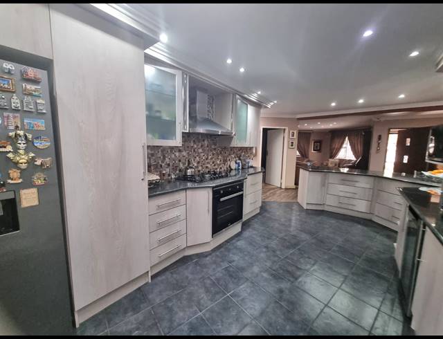 3 BEDROOM HOUSE FOR SALE IN VANDERBIJLPARK SE 4